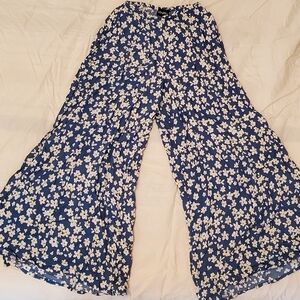NWOT Kendall & Kylie Blue Floral Wide-Leg Pants